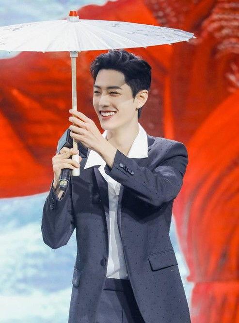 肖战最新有网友爆料,肖战新恋情曝光？网友爆料引发热议  第1张